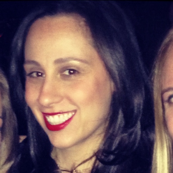 Profile Picture of Veronica Desposito (@vee_em_dee) on Poshmark