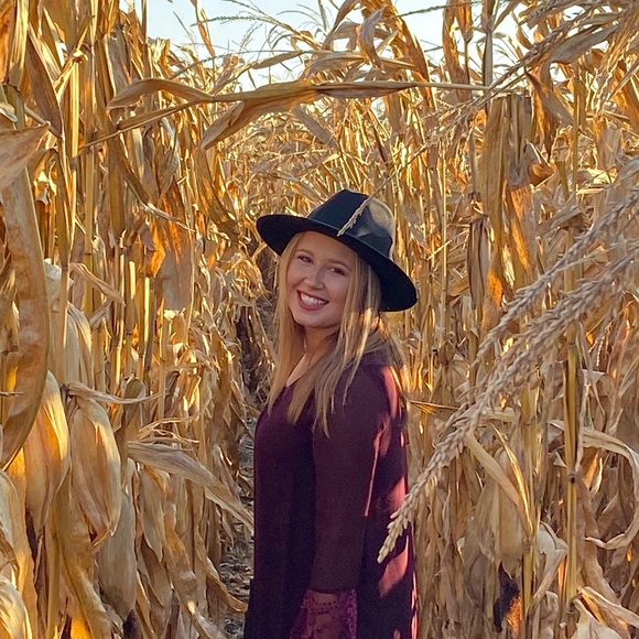 Profile Picture of Shawna Pruitt (@shawnasparks) on Poshmark