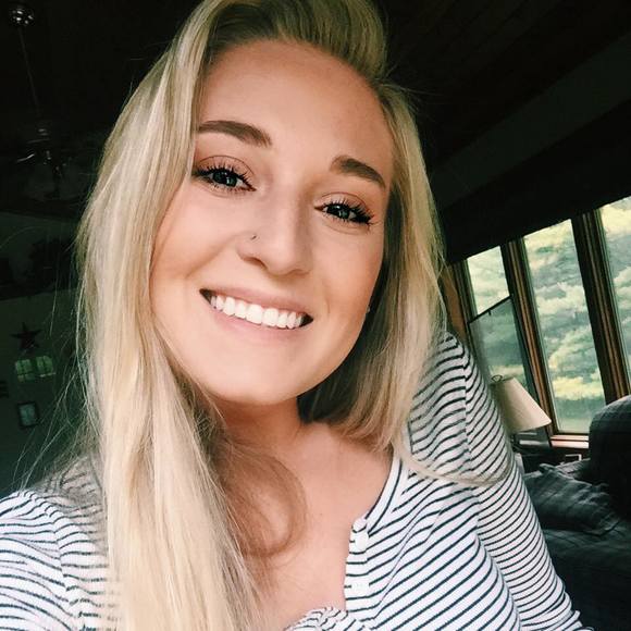 Profile Picture of Jenna Binversie (@jennabinversie) on Poshmark