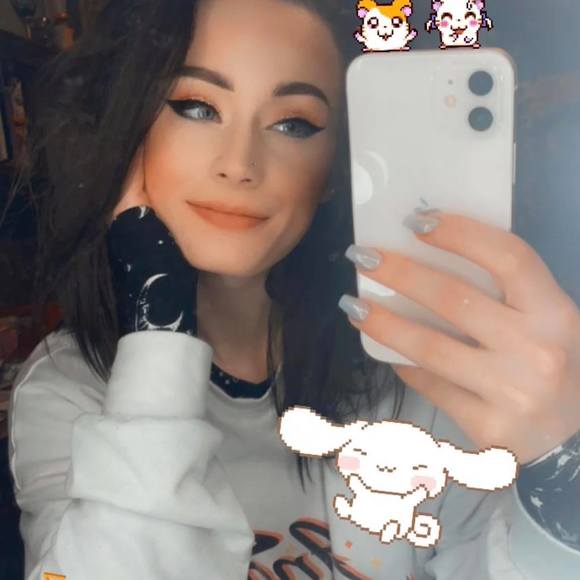 Profile Picture of Emily Lindner (@emilylindner99) on Poshmark