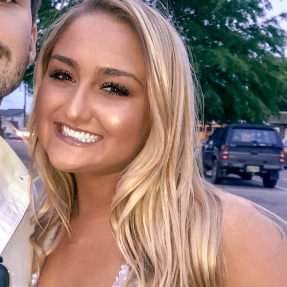 Profile Picture of Charlsi jayne Patterson (@charlsi_jayne) on Poshmark