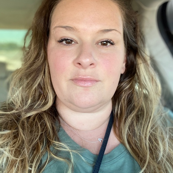 Profile Picture of Ashley Alward (@a_alweird) on Poshmark