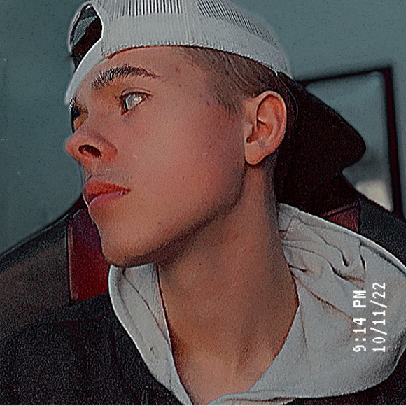 Profile Picture of Sean Carson (@carsosea000) on Poshmark