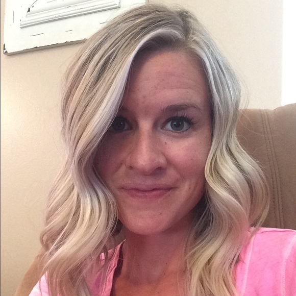 Profile Picture of Kellie Bronson (@kelliebronson) on Poshmark