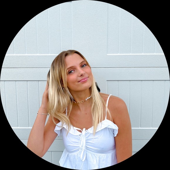 Profile Picture of Emma Larkowski (@emmalarkowski) on Poshmark