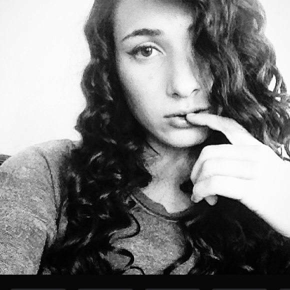Profile Picture of Claudia Passarell (@claudia12drew) on Poshmark
