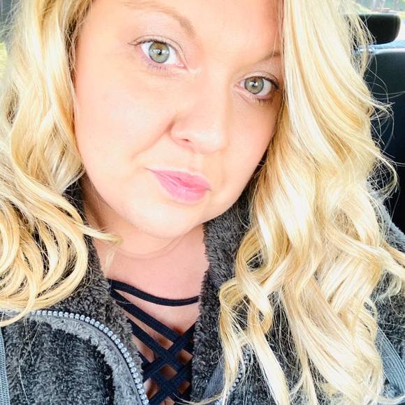 Profile Picture of Leah Ledbetter (@leahpled) on Poshmark