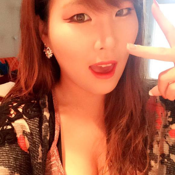 Profile Picture of Stephanie Yeh (@jiheeyeh) on Poshmark