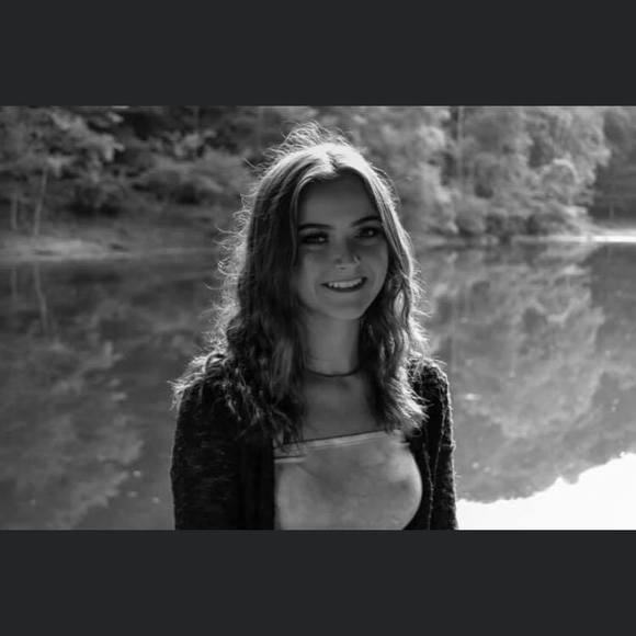 Profile Picture of Autumn Edwards (@autumnlea_5) on Poshmark