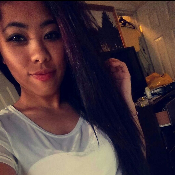 Profile Picture of Vivian Lee (@vml0714) on Poshmark