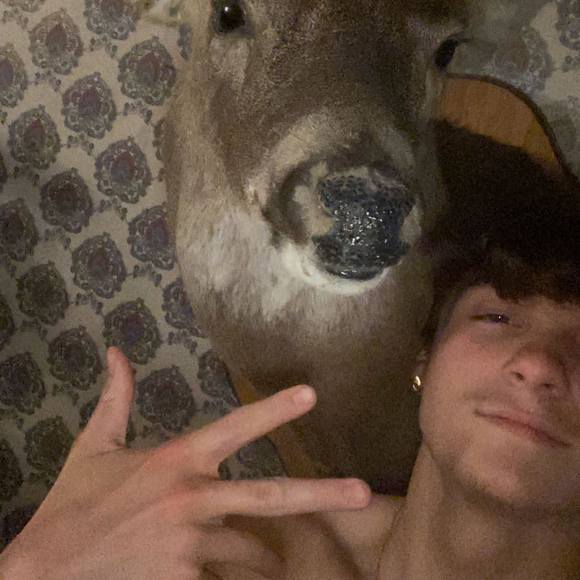 Profile Picture of Dylan Skinner (@dylan_skinner) on Poshmark