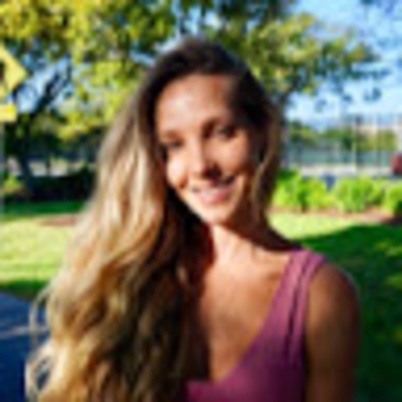 Profile Picture of Alexandra Gonzalez (@sandyalexandraa) on Poshmark