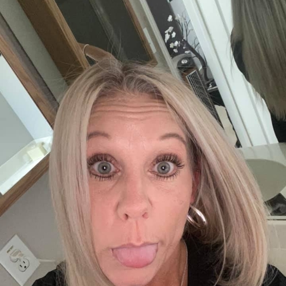 Profile Picture of Kim Dughman (@kd56ware) on Poshmark