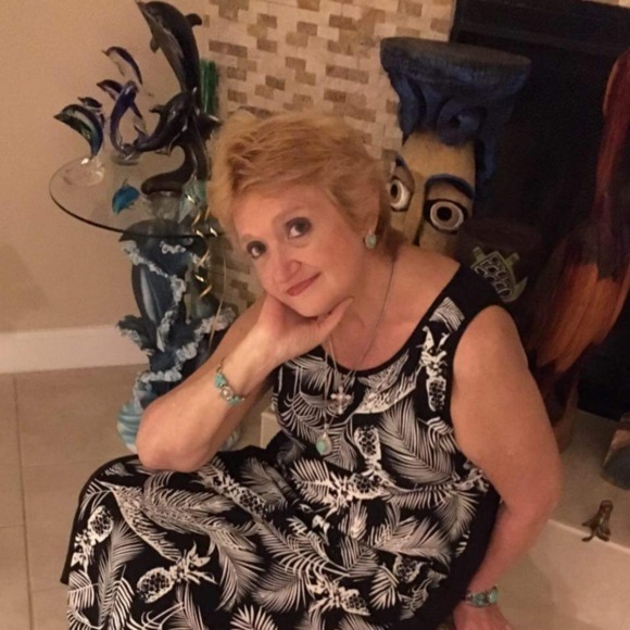 Profile Picture of Lynda Venable (@lyndalew62) on Poshmark