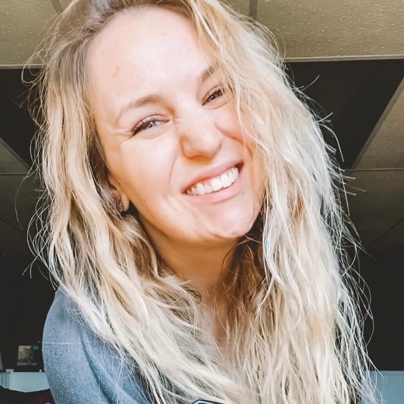 Profile Picture of Shaylene Graves (@shaylenegraves) on Poshmark