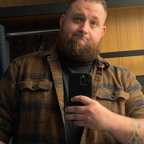 Profile Picture of Christopher Devol (@hirfiru) on Poshmark