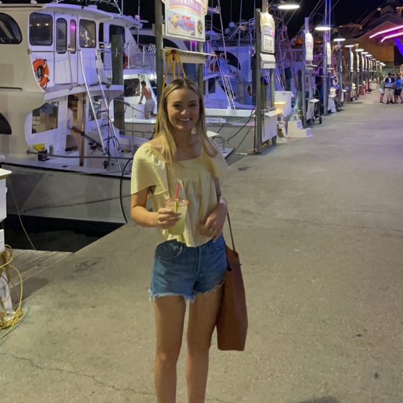 Profile Picture of Tatum Lafield (@t_lafield) on Poshmark