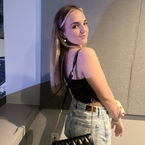 Francesca Powers - Poshmark Profile Picture of Francesca Powers (@francesca_616) on Poshmark