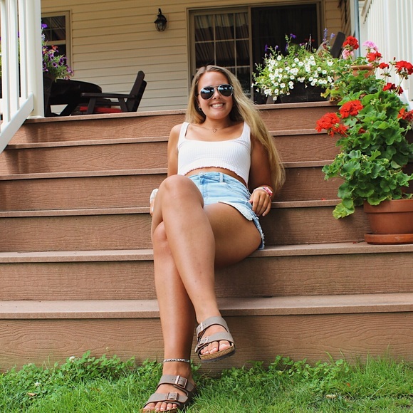 Profile Picture of Laura Cluff (@laura_cluff) on Poshmark