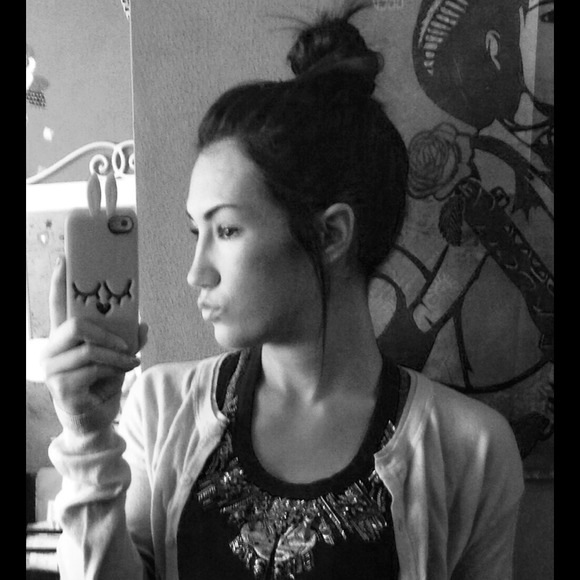 Profile Picture of Sara Spellings (@saraspellings) on Poshmark