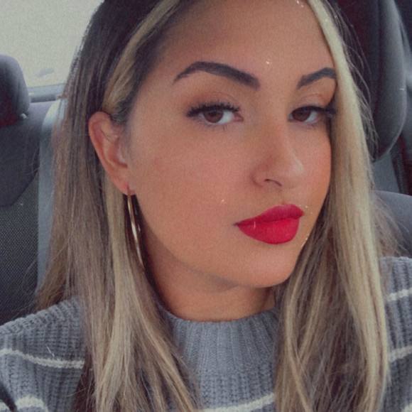 Profile Picture of Kiana Glogovac (@kianaglogovac) on Poshmark