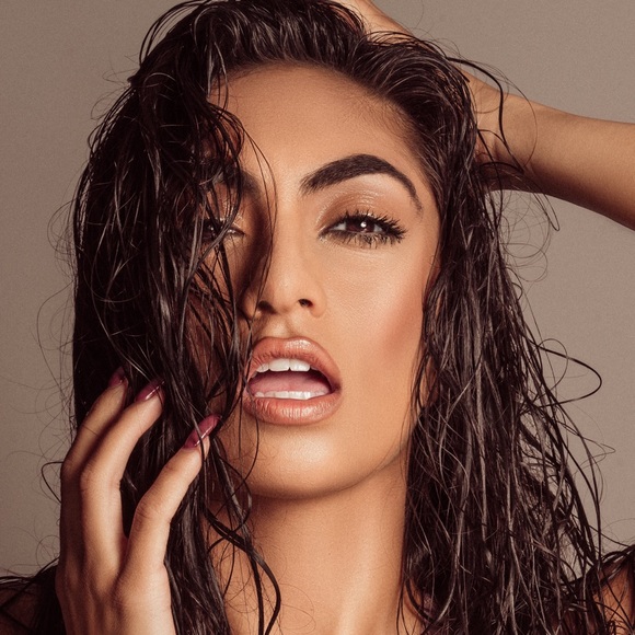 Profile Picture of Lauren Cataneo (@laurencataneo) on Poshmark