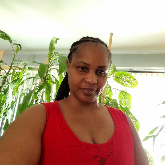 Profile Picture of Lisa Neal (@dirtyredd_) on Poshmark