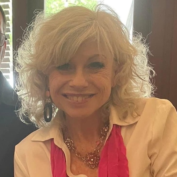 Profile Picture of Sherry Howe (@sherry_howe) on Poshmark