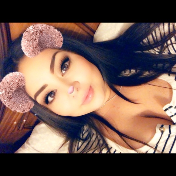 Profile Picture of Melanie Main (@mezzyveee) on Poshmark