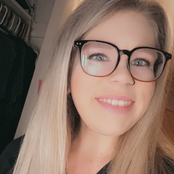 Profile Picture of Tay Stillians (@taystillians) on Poshmark