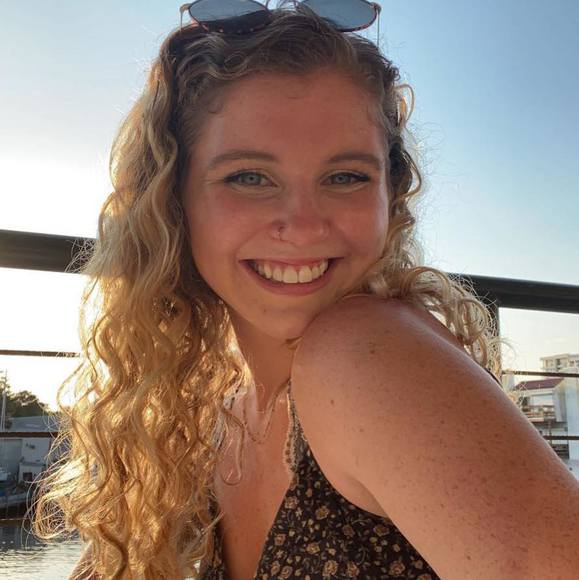 Profile Picture of Ashley Enyeart (@ashleyenyeart) on Poshmark