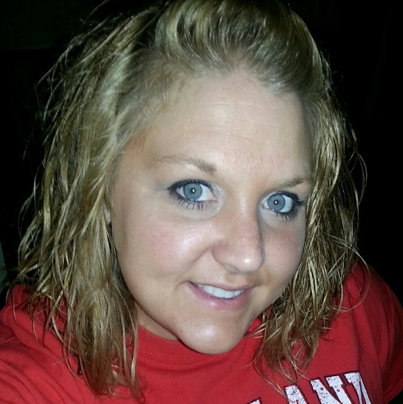 Profile Picture of Amy Holtmeyer (@amysm81) on Poshmark