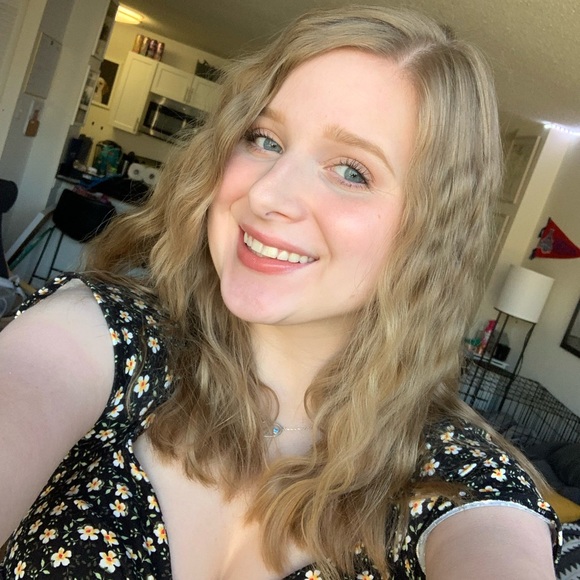 Profile Picture of Alexandra Michalchuk (@alexmichalchuk) on Poshmark
