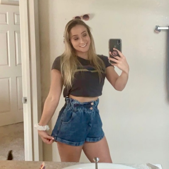 Profile Picture of Julia Carrington (@eviemarie0011) on Poshmark