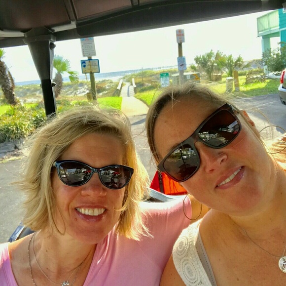 Profile Picture of Lindsey Hebert (@lindseyhebert09) on Poshmark