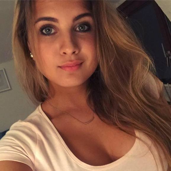 Profile Picture of Anna maria Schletter (@ohlala123) on Poshmark