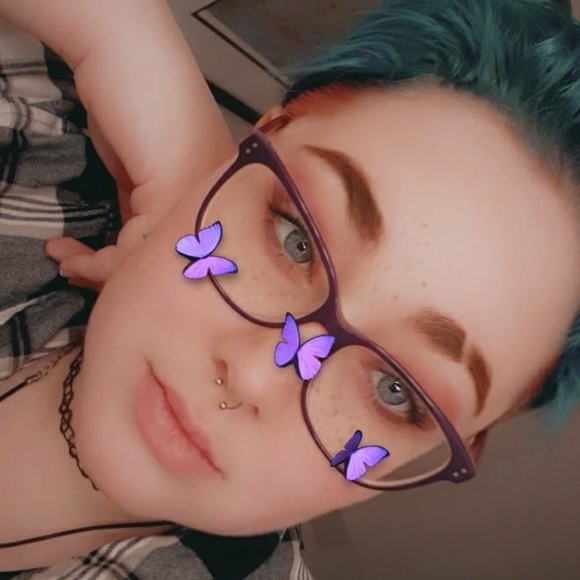 Profile Picture of Gwendolyn Verrone (@gwen_verrone) on Poshmark