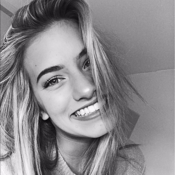 Profile Picture of Kylie Clock (@kylieclock) on Poshmark