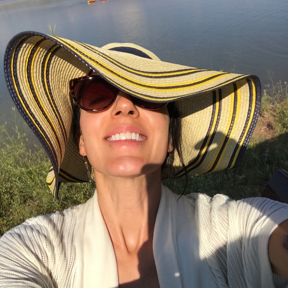 Profile Picture of Amber Pohl (@amberpohl6) on Poshmark