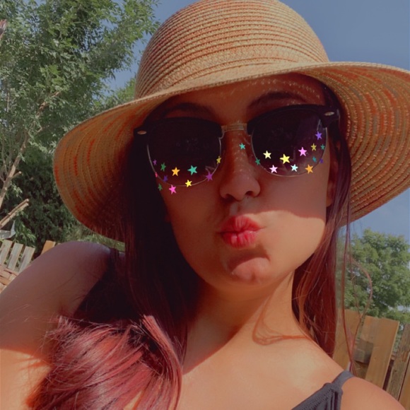 Profile Picture of Gabrielle Bellefeuille (@gabriellebellef) on Poshmark