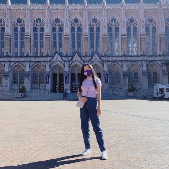 Profile Picture of Hau Hau (@hau_hau) on Poshmark