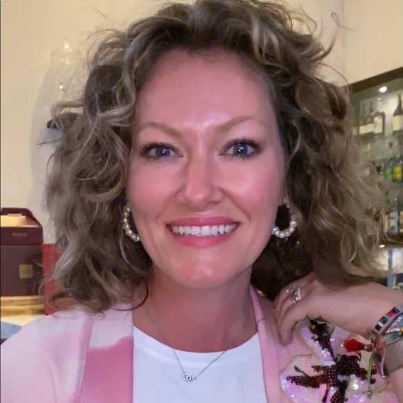 Profile Picture of Amanda Hansen (@apearls_closet) on Poshmark