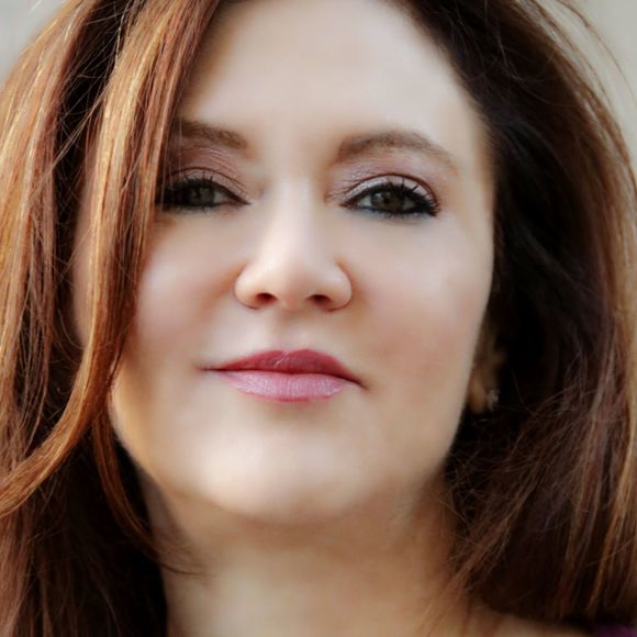 Profile Picture of Lisa Summerfield (@lisabeth11) on Poshmark