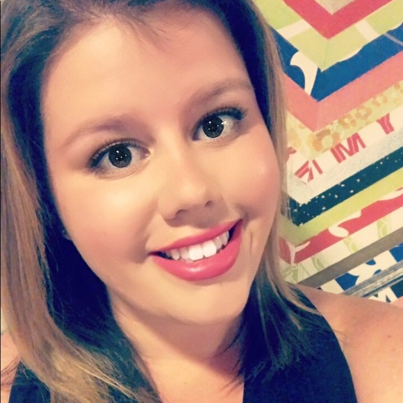 Profile Picture of Alicia Layte (@alicialatte) on Poshmark