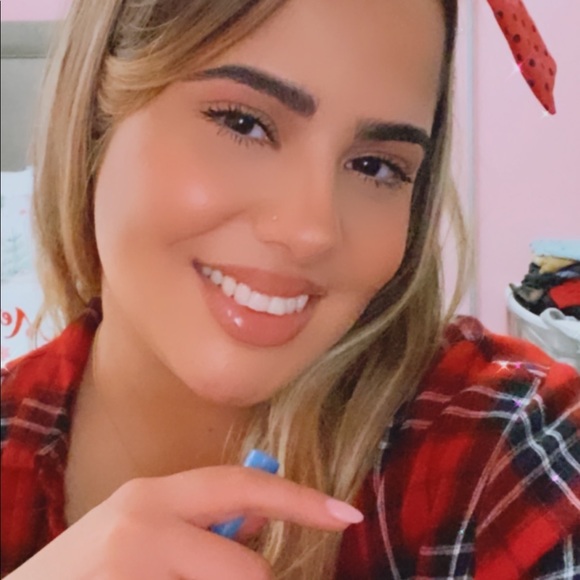 Profile Picture of Thayany Bravin (@thayanybravin) on Poshmark