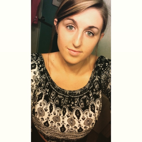 Profile Picture of Olivia Pietropola (@livpietropola) on Poshmark