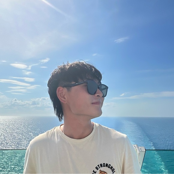 Profile Picture of Alex Shin (@alexxshinn) on Poshmark