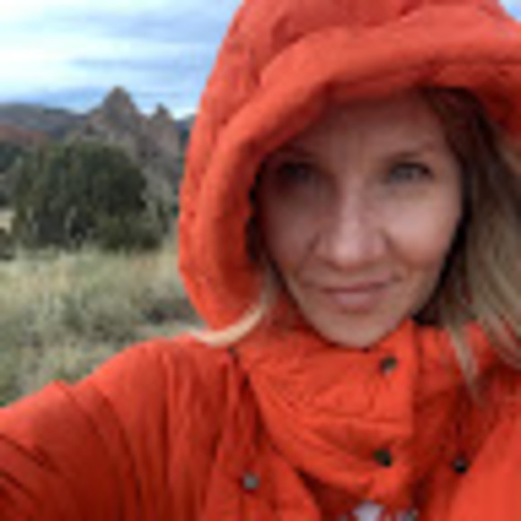 Profile Picture of Lindsay Wickson (@lindsaywickson) on Poshmark