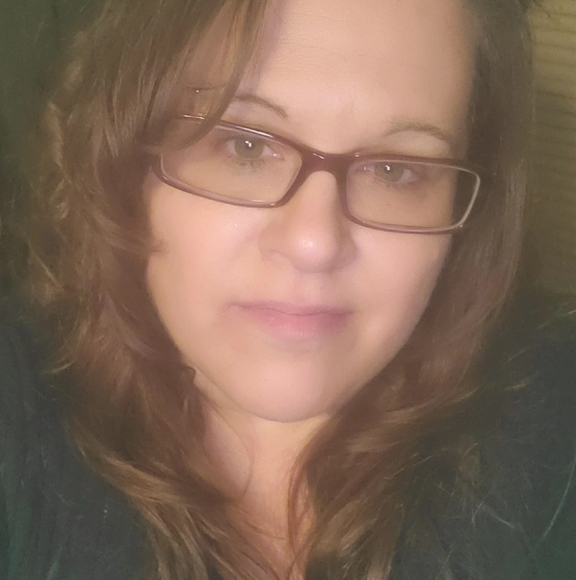 Profile Picture of Holly Draper (@hldraper) on Poshmark