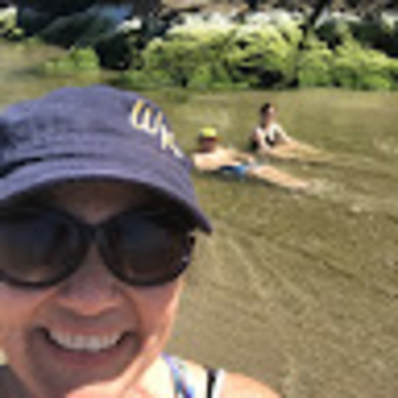 Profile Picture of Lara Ray (@lara333ray) on Poshmark